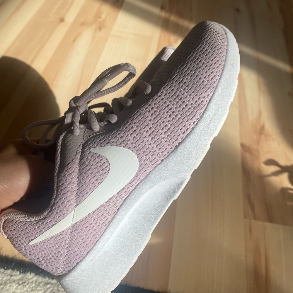 *SOLD* Women’s Nike Shoes (size 6) - Picture 4 of 6